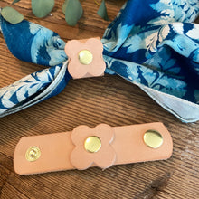 Load image into Gallery viewer, Dove grey leather bandana slide